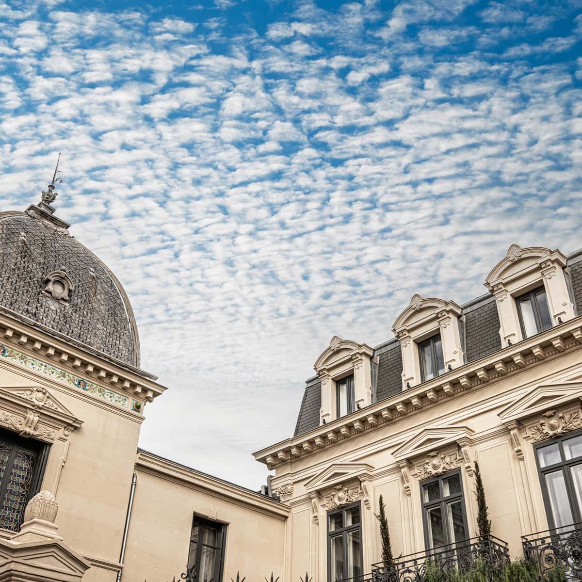 Vue extérieure de l'Hôtel-Restaurant Mosaïque à Narbonne, avec son architecture élégante.